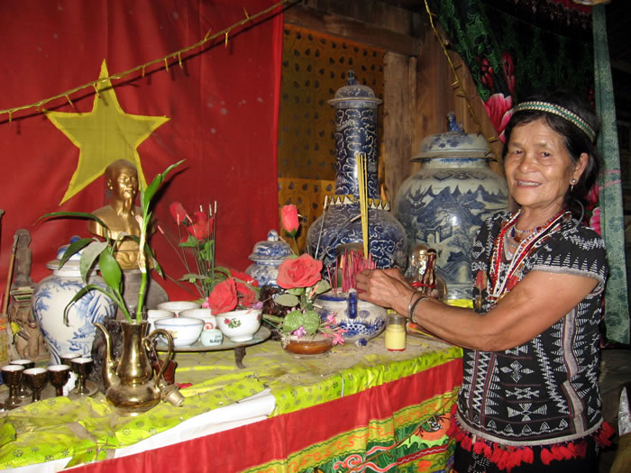 ແຄ໋ງຮ່ວາ ມອບທຸງຊາດ, ຮູບປະທານໂຮ່ຈິມິນ ໃຫ້ປະຊາຊົນຊົນເຜົ່າສ່ວນໜ້ອຍ